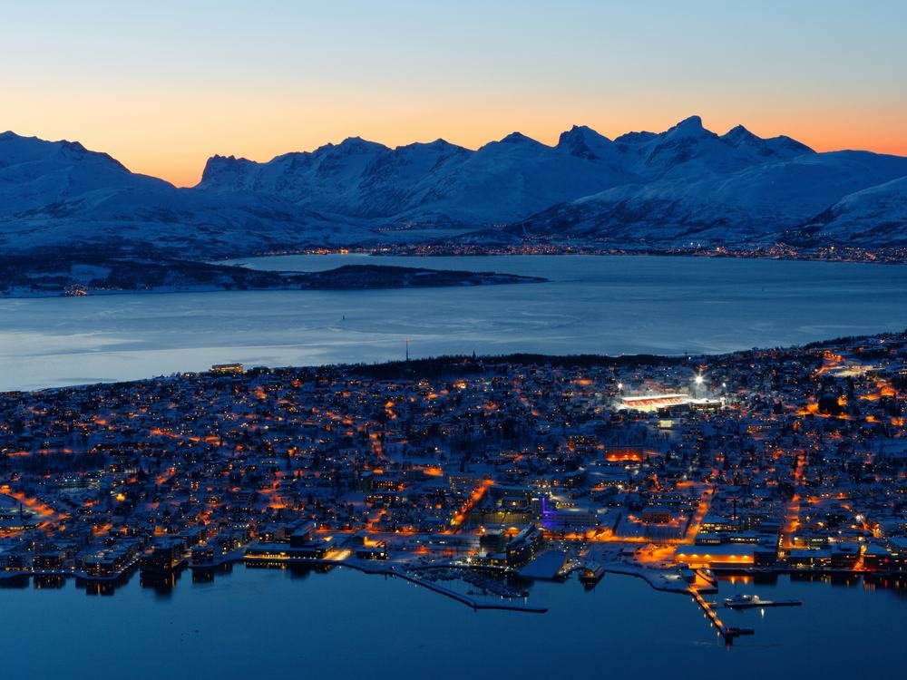 Tromsø by i vinterlys, sett fra Fjellheisen